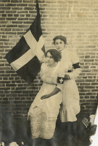 Leonor and Aracelito Garcia with the flag of La Cruz Blanca, 1914