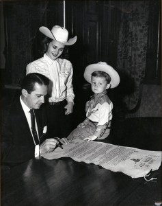 Governor Allan Shivers signs the Fiesta City charter (1952)